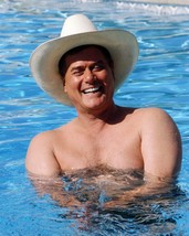 Larry Hagman with classic J.R. smile in pool wearing stetson Dallas 5x7 photo - £5.60 GBP