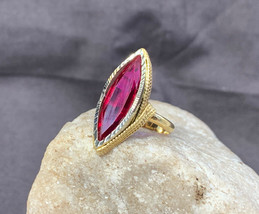 18k Yellow Gold Vtg Ring Marquise Magenta Glass 5.35g Jewelry Sz 5.5 Band  - £383.65 GBP