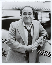 Taxi TV series Danny De Vito portrait as Louie next to cab 8x10 photograph - £11.76 GBP