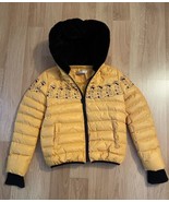 Yellow Down Puffer Hooded Jacket  Face Graphics Ladies Small Juniors Large - $1,045.37 MXN