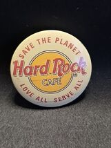 Vintage 1980s Hard Rock Cafe Pinback SAVE THE PANET-LOVE ALL-SERVE ALL - €12,95 EUR