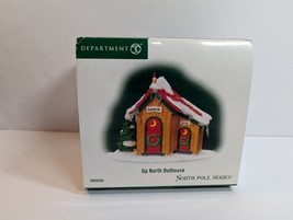Department 56 NORTH POLE SERIES 2007 Up North Outhouse #800009 Retired - $564.50 MXN