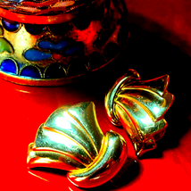 Monet vintage gold earrings - £13.43 GBP