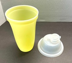 Vintage Tupperware 844-1 Shaker Cup with Lid 2 Cup Kitchen Gadget Yellow - £10.43 GBP
