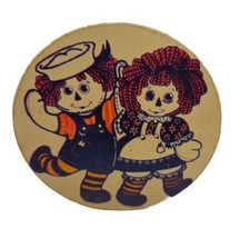 RAGGEDY ANN &amp; ANDY 1970 Vintage Pin Back Button  3&quot; Collectible Round Pinback - £3.96 GBP