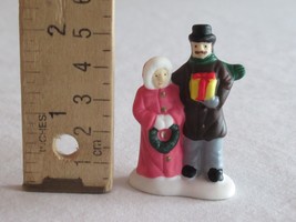 Christmas Village Figurine Man Woman Holding Wreath Gift Present~ 2&quot; Cer... - £7.81 GBP