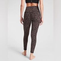 EUC Athleta Salutation Stash Pocket Gravel 7/8 Tight Leggings Size XS - $19.00