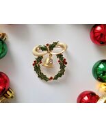 Vintage Christmas Wreath Brooch Pin | Red &amp; Green Mid-Century Enamel Hol... - $500.97 MXN