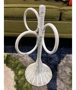 Vintage White Wicker Countertop Towel Stand Holder 3 Rings Boho Cottagec... - $223.87 MXN