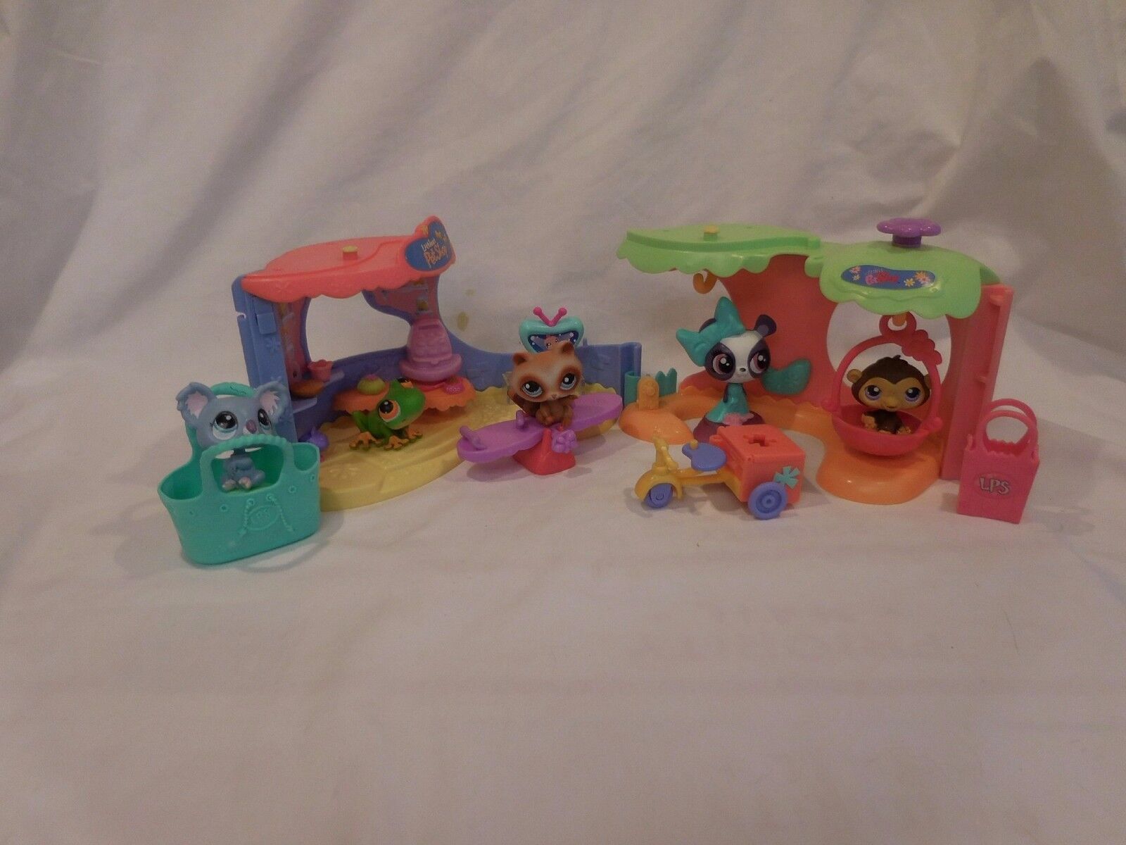 Primary image for LPS Littlest Pet Shop beach cafe playset plus pets and Accessories 