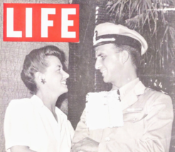 1943 WWII LIFE Magazine October 18, Picture Romance, Naples Captured, Al... - £38.57 GBP