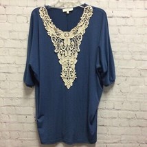 Umgee Womens Tunic Top Blue Ivory 3/4 Sleeve Embroidered Lace Neckline Knit S - £15.57 GBP