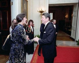 President Ronald Reagan shakes hands with Wonder Woman Lynda Carter 11x14 photo - £14.14 GBP