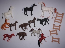 Vintage Unbranded Lot of 12 Assorted Size Horses &amp; 5 Fence Pieces - $3.99