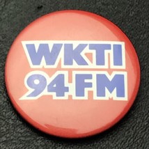 WKTI 94 FM Radio Vintage Pin Button Pinback 94.5 Milwaukee Wisconsin  - £9.68 GBP