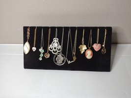 Lot Of 12 Pendant Necklaces Heart, Flower, Leaf, Cameo - £27.97 GBP