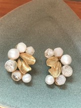 Vintage Large Art Marked Clear &amp; Pearly White Beads w Goldtone Ribbon Clip Earri - £11.70 GBP