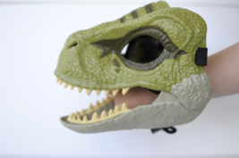 Jurassic World Camp Cretaceous Dino Escape Green Velociraptor Mask Brown Stripes - £27.90 GBP