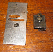 Antique Free Vibrating Shuttle Throat Plate &amp; Feed Dog w/ Screws - £7.87 GBP