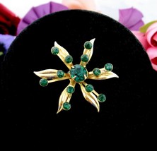 Green Rhinestone Star Flower Pin Vintage Delicate Lightweight Brooch Goldtone - £13.54 GBP