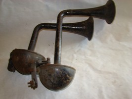 Pair of Antique Early 1900&#39;s Angled Curved Auto-Lite ? Trumpet Car Horns - £74.73 GBP