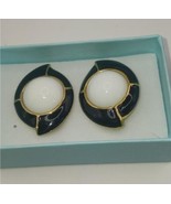 Vintage Black and White Enamel Goldtone Clip On Earrings - €13,02 EUR