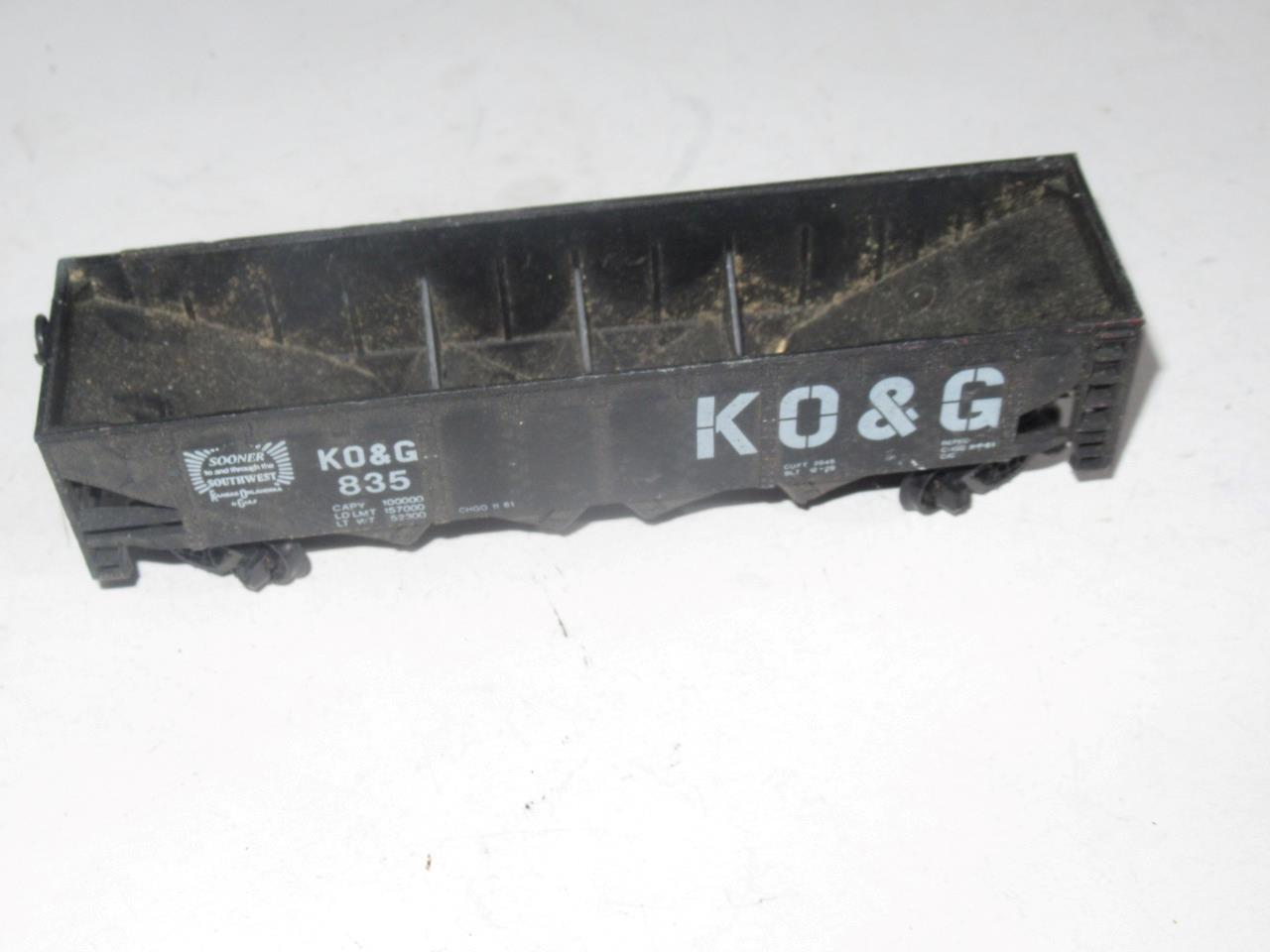 HO TRAINS VINTAGE K O &amp; G HOPPER CAR  LATCH COUPLERS -  EXC.- S31LL - $3.46