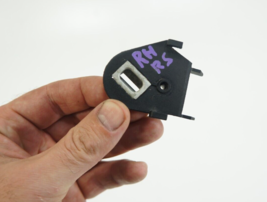 03-2006 porsche cayenne 4.5l engine front right compartment cover holder... - €17,06 EUR