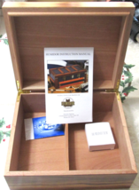 Humidor Supreme HUM-25BN Beautiful Golden Mahogany/Spanish Cedar - READ - $32.29