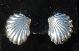 Silver Tone Metal Seashell Earrings Pierced Jewelry Vintage - £3.92 GBP