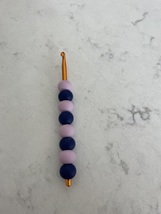 Cute colorful and helpful crochet hook - $133.04 MXN
