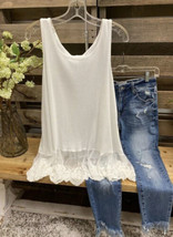 WOMEN&#39;S Decorated Lace Bottoming Cream Top Soft Size Medium NEW AS-IS - $21.78