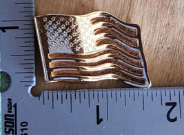 1981 Avon Flag Money Clip Gold Waving American Symbol Patriotic USA Vintage - £7.18 GBP