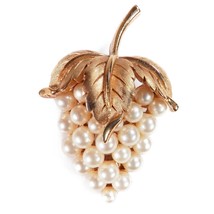 Vintage Crown Trifari Signed Faux Pearl Grape Cluster Gold Tone Brooch Pin - $745.41 MXN