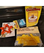 New Vintage Lot Wilton   Cutter-Cake Toppers &amp; Pattern Press Set - $287.19 MXN