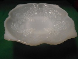 Great Anchor Hocking White Grapes design SERVING DISH 8.5&quot; x 8.5&quot; - $7.51