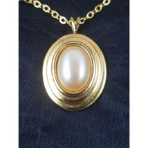 Vintage Womens Gold Tone Necklace Faux Pearl Oval 18&quot; Chain Lobster Claw... - $173.74 MXN