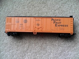 Vintage HO Scale Lima Italy Pacific Fruit Express PFE 300207 Reefer Car 7&quot; Long - £14.81 GBP