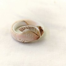 Vintage Carved Shell Seashell Ring Size 8 Pink Brown Beachy - £20.97 GBP