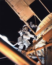 Astronaut Owen Garriott spacewalk EVA during Skylab 3 mission Photo Print - £6.93 GBP
