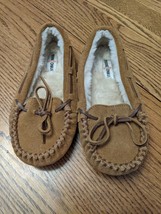 NWOB Minnetonka Cassie Girls Youth Size 1 Tan Suede Moccasins Lined Slippers - £22.22 GBP