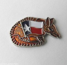 ARMADILLO AND TEXAS STATE FLAG LAPEL PIN BADGE 3/4 INCH - $5.64