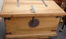 Lovely Vintage Solid Wood Storage Trunk – VGC – BEAUTIFUL OLD TRUNK –GRE... - $5,653.64 MXN