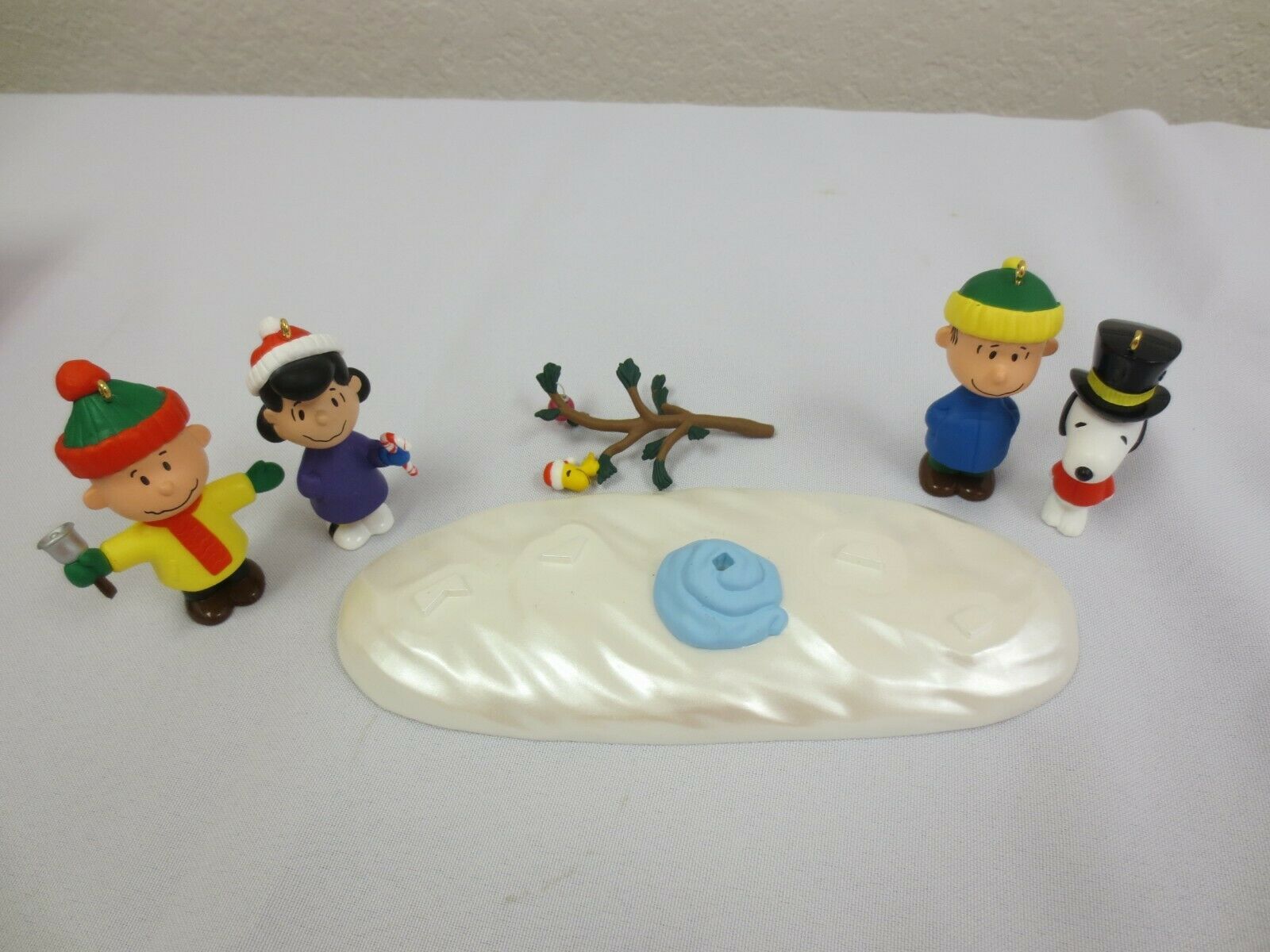 Hallmark Tabletop Display Hallmark A Charlie Brown Christmas Tabletop Display & Four Ornaments ...