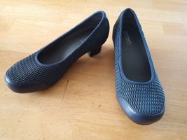 FOOT SMART STRETCHABLES DK BLUE PUMPS-6WW-GENTLY WORN-COMFY-1.5&quot; HEEL-GREAT - $9.49
