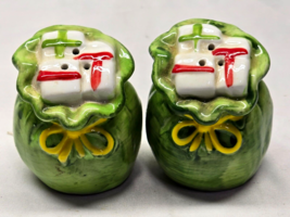 Vintage Little Green Gift Bag Sack Salt &amp; Pepper Shaker Set - Christmas ... - $221.06 MXN