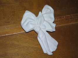 Handpainted Ceramic Two’s Company Cream Ribbon Bow Wall Pocket – marked ... - $8.59