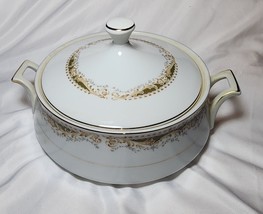 Signature Collection Queen Anne Lidded Vegetable Bowl 7.5&quot; White Gold Scroll - £21.40 GBP