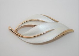 Vintage Sarah Coventry Gold Tone Off-White Enamel Double Leaf Brooch J11 - £17.29 GBP