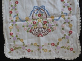 Vtg. DAISIES IN BASKETS EMBROIDERED White RUNNER w/Crocheted Edges - 15&quot;... - £9.43 GBP